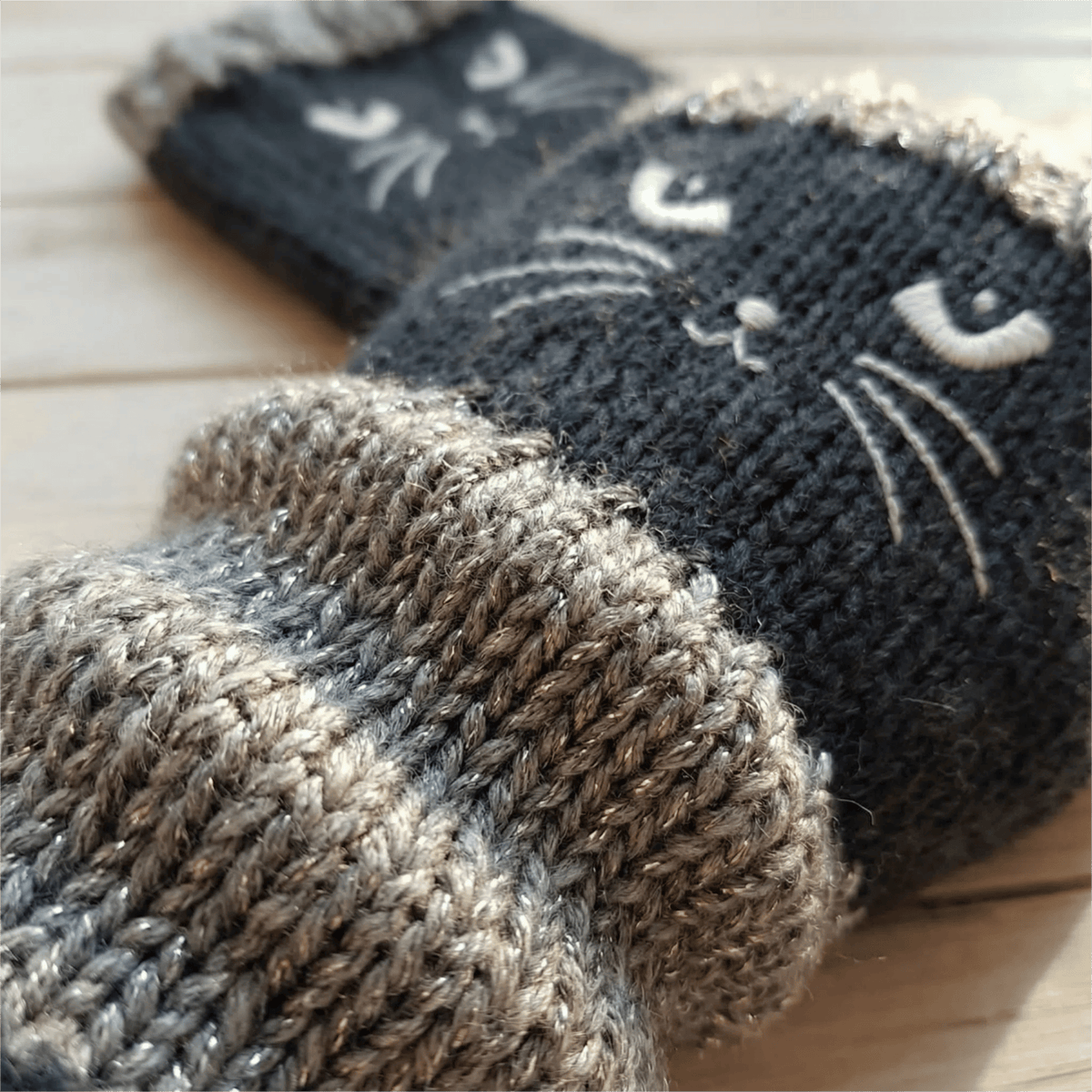 ❄️🐾Cat Knitted Embroidery Fingerless Gloves